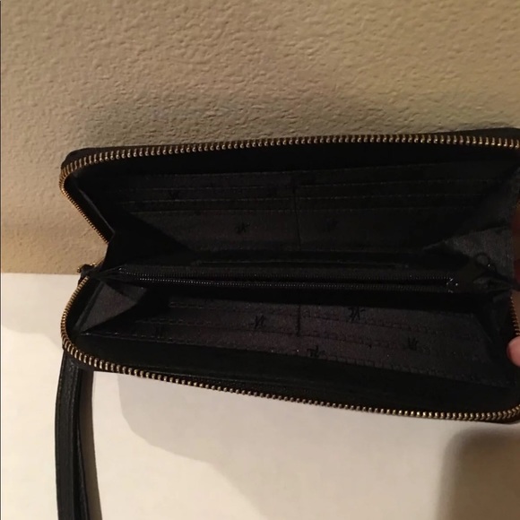 Kenneth Cole Large ZipAround Wristlet Black Wallet - Picture 2 of 7